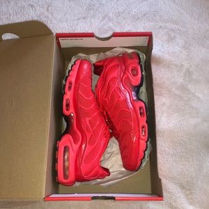 Nike women’s air max plus LT crimson/ black-white